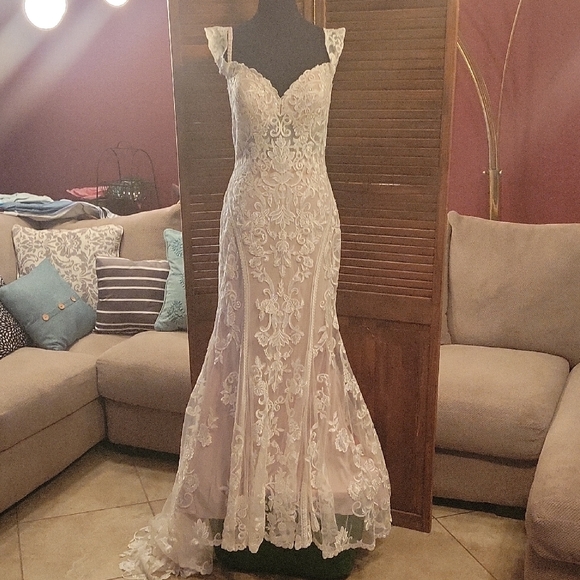 Allure Bridals White Sheath Wedding Dress with Sweetheart Neckline - Picture 9 of 16